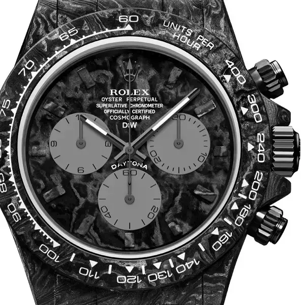 「高級カスタム時計メーカー「DIW」がデイトナのケース、ベゼル、文字盤をカーボンファイバーでカスタマイズ」の画像