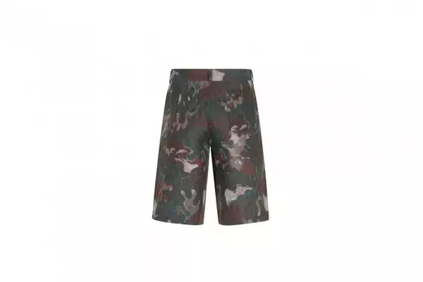 「キム・ジョーンズがイギリス人アーティスト、ピーター・ドイグの作品を取り入れたカムフラージュ デザインのメンズワードローブ」の画像