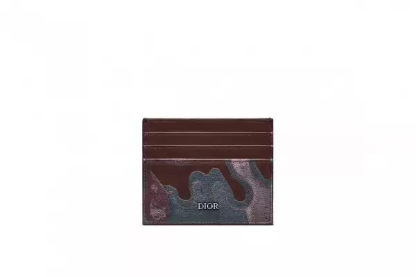 「キム・ジョーンズがイギリス人アーティスト、ピーター・ドイグの作品を取り入れたカムフラージュ デザインのメンズワードローブ」の画像