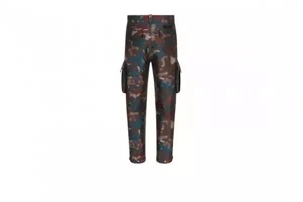 「キム・ジョーンズがイギリス人アーティスト、ピーター・ドイグの作品を取り入れたカムフラージュ デザインのメンズワードローブ」の画像