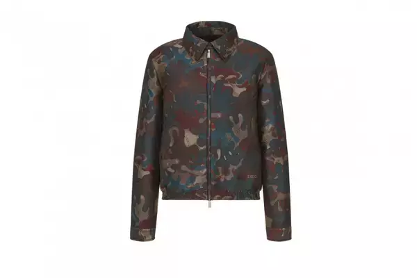 「キム・ジョーンズがイギリス人アーティスト、ピーター・ドイグの作品を取り入れたカムフラージュ デザインのメンズワードローブ」の画像