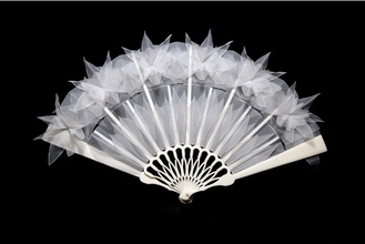 フランス人間国宝が見る日本の美。扇子アーティストが織りなす、新作を含む美しい作品約15点が新宿伊勢丹に集結