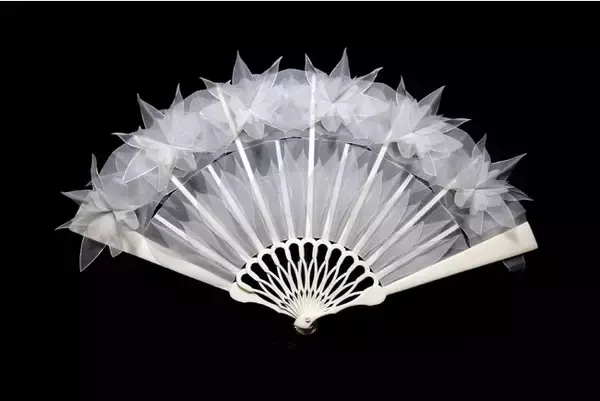 フランス人間国宝が見る日本の美。扇子アーティストが織りなす、新作を含む美しい作品約15点が新宿伊勢丹に集結