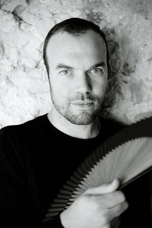 フランス人間国宝が見る日本の美。扇子アーティストが織りなす、新作を含む美しい作品約15点が新宿伊勢丹に集結