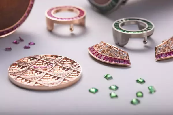 「ブルガリが「ディヴィーナ モザイカ」を発表。ジュエリーのアートとウォッチメイキングの天才が融合した世界へ」の画像