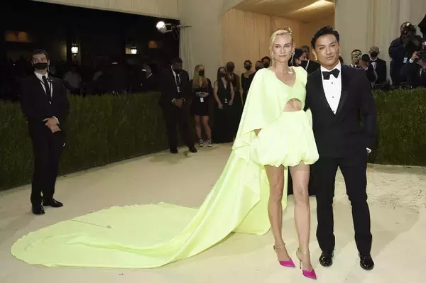 「2年ぶり開催の「メットガラ」にダイアン・クルーガー、クレア・デインズらがTASAKIのジュエリーを纏い登場」の画像