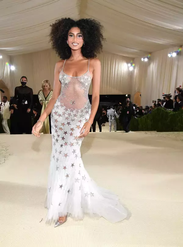 「2年ぶり開催の「メットガラ」にヘイリー・ビーバー、ジョーダン・アレクサンダーらがティファニーのジュエリーを纏い登場」の画像