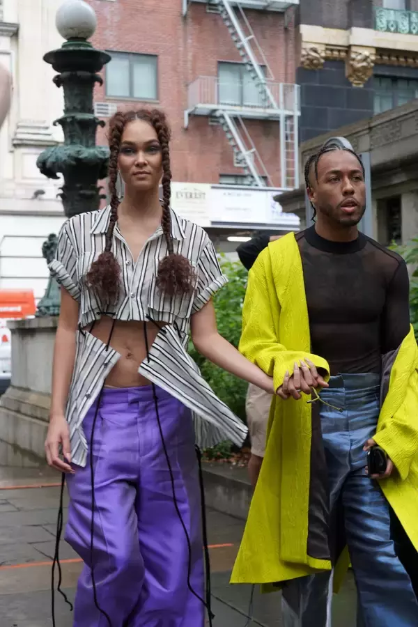 「2021年秋、オシャレ業界人たちの着こなしは? 2022年春夏NYファッションウィークスナップ【From cities 世界の都市に憧れて vol.18】」の画像