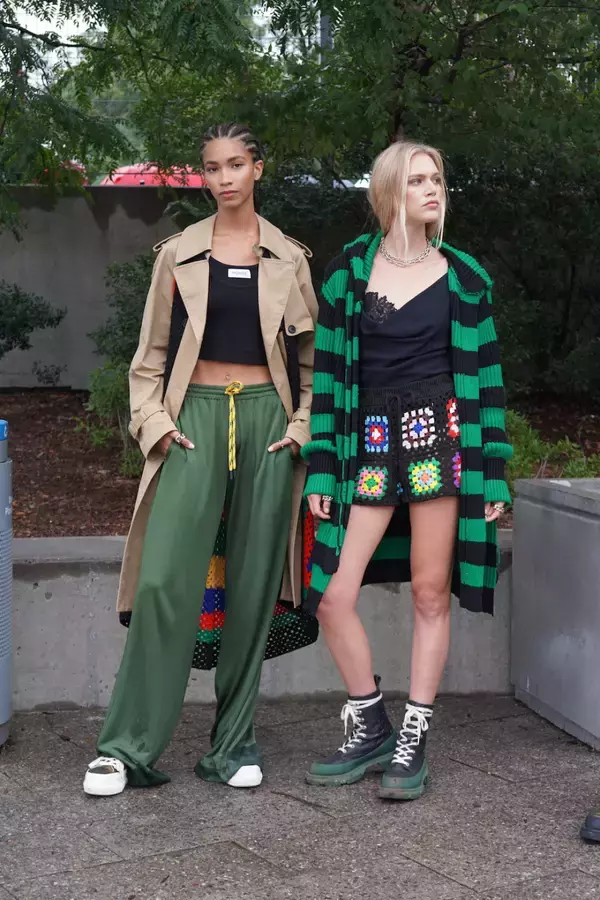 「2021年秋、オシャレ業界人たちの着こなしは? 2022年春夏NYファッションウィークスナップ【From cities 世界の都市に憧れて vol.18】」の画像