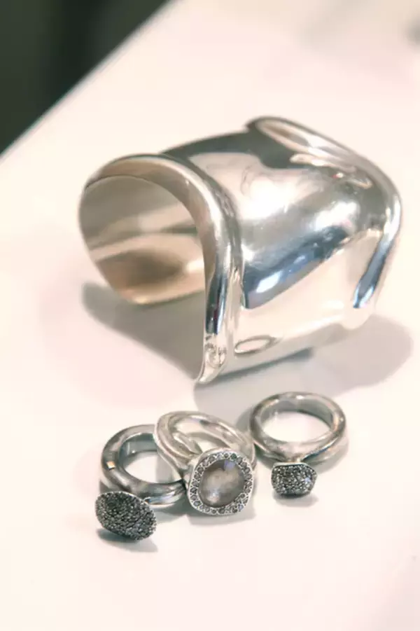 「パリのおしゃれマダムのファッションと名言。シニア女性の人生観を捉えたスナップ集」の画像