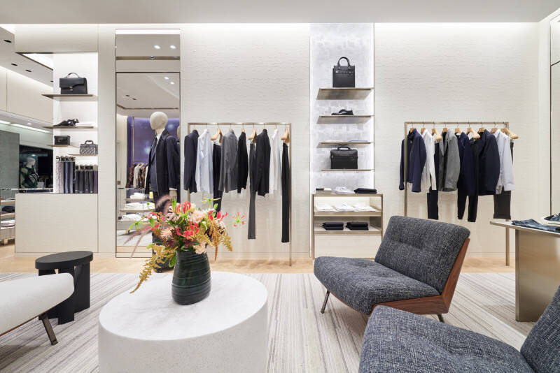 ディオール メン 阪急メンズ大阪がリニューアル! カムフラージュ モチーフの「サドル」バッグなど限定アイテムも登場