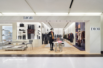 ディオール メン 阪急メンズ大阪がリニューアル! カムフラージュ モチーフの「サドル」バッグなど限定アイテムも登場