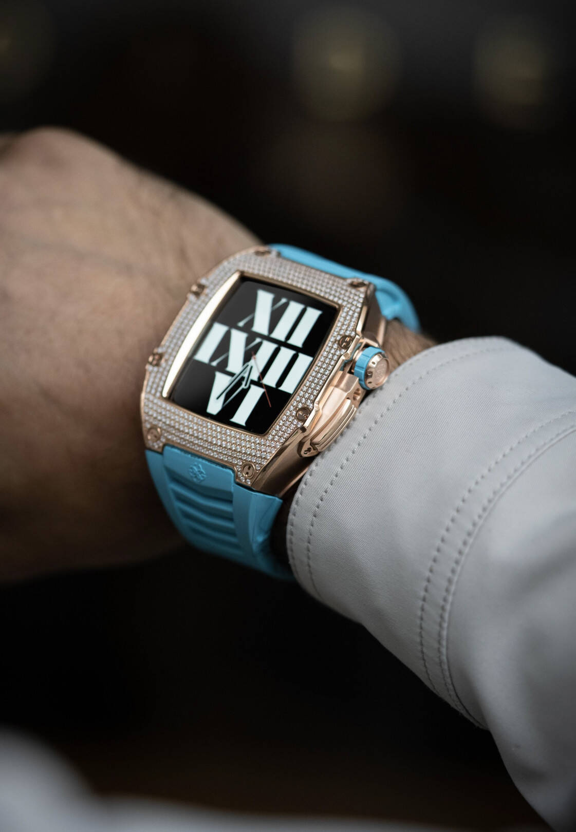 ベゼルに400個以上のスワロフスキークリスタルが煌めく、ゴールデンコンセプトのアップルウォッチケース