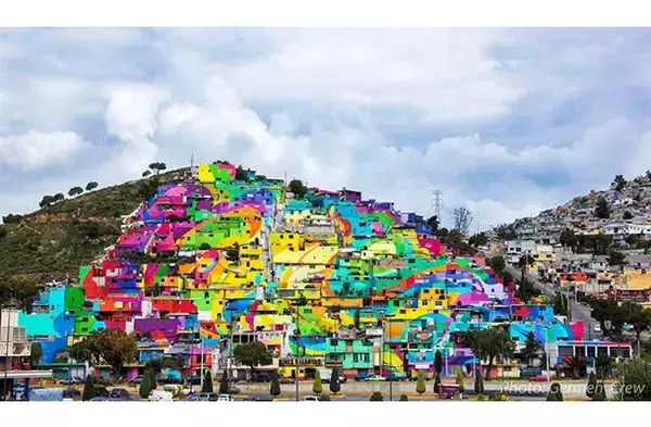 「メキシコの住宅街に突如現れた色鮮やかな巨大壁画。カラフルな暮らしで住民の心に変化？」の画像
