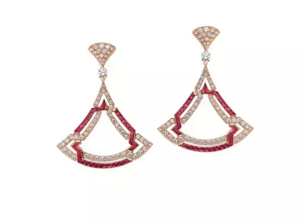 「ブルガリのジュエリーを纏った女優 小雪が京都で開催されたブルガリのイベントに登場」の画像