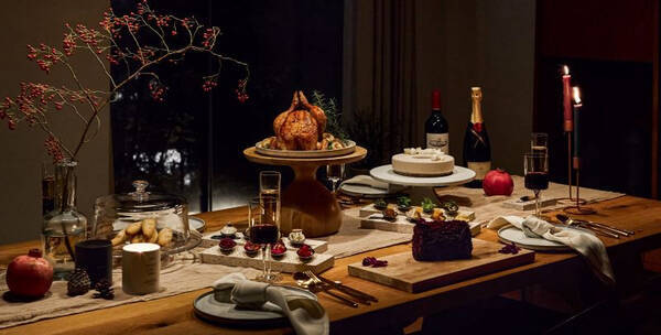 素敵なパーティーシーンをプロデュース Trunk Hotel のテーブルを華やかに彩るクリスマスケーキとオードブル 21年10月22日 エキサイトニュース