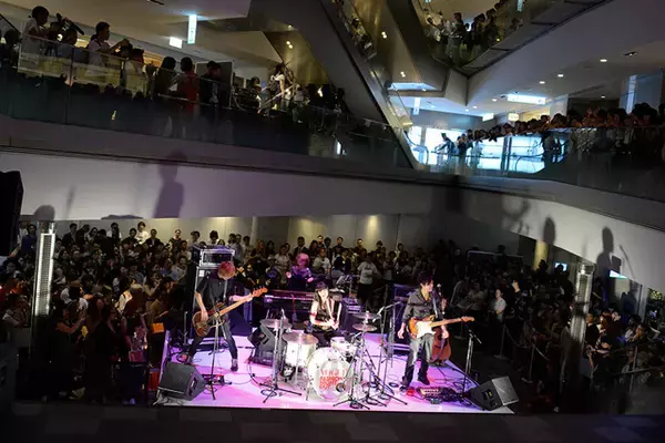 「「FNO2015」開幕。オープニングに秋元梢、シシド・カフカら登場」の画像