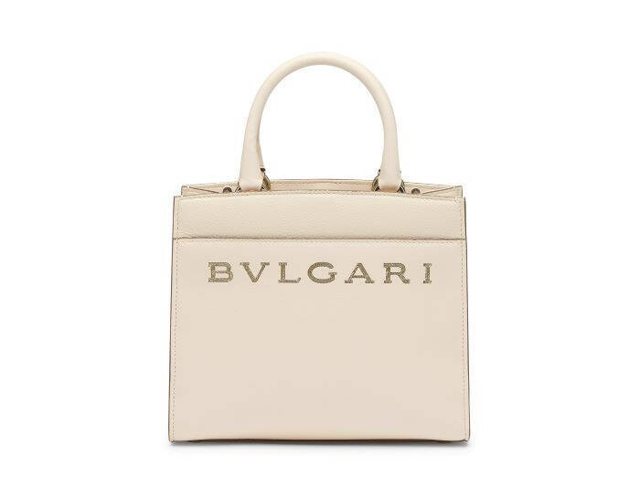 「ブルガリ ロゴ」コレクションから新作バッグが日本先行で登場。アイボリーオパールカラーが知的な印象に
