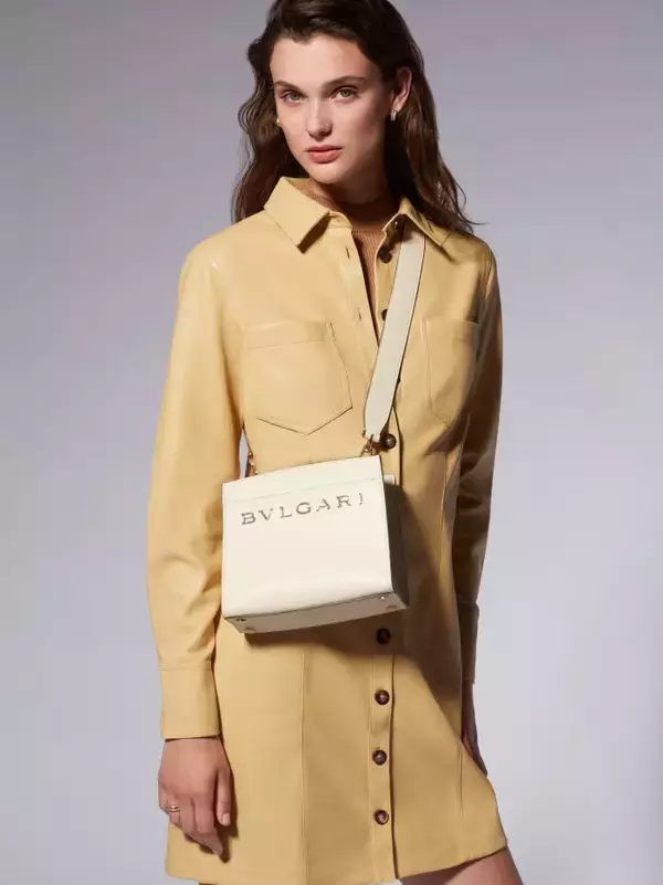 「ブルガリ ロゴ」コレクションから新作バッグが日本先行で登場。アイボリーオパールカラーが知的な印象に