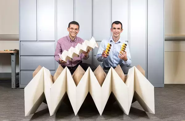 「折り紙が建築物や家具に変身！研究者たちが注目する折り紙の新たな可能性」の画像