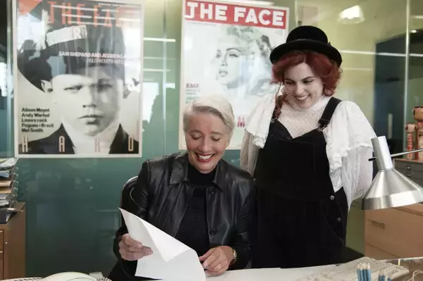 「90年代トレンドがカムバック!レトロなスタイルが堪能できる青春映画「ビルド・ア・ガール」に注目!」の画像