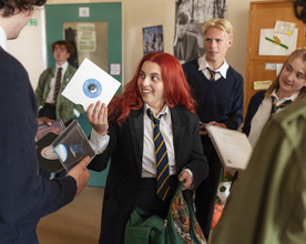 90年代トレンドがカムバック!レトロなスタイルが堪能できる青春映画「ビルド・ア・ガール」に注目!