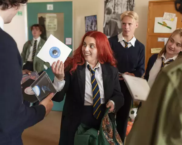 90年代トレンドがカムバック!レトロなスタイルが堪能できる青春映画「ビルド・ア・ガール」に注目!