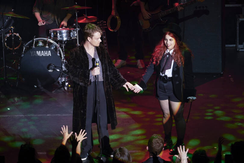 90年代トレンドがカムバック!レトロなスタイルが堪能できる青春映画「ビルド・ア・ガール」に注目!