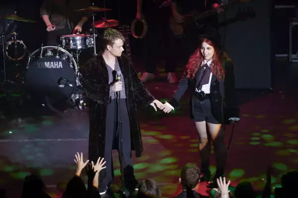 「90年代トレンドがカムバック!レトロなスタイルが堪能できる青春映画「ビルド・ア・ガール」に注目!」の画像