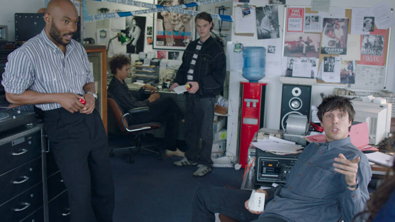 90年代トレンドがカムバック!レトロなスタイルが堪能できる青春映画「ビルド・ア・ガール」に注目!