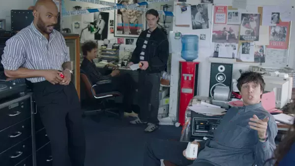 「90年代トレンドがカムバック!レトロなスタイルが堪能できる青春映画「ビルド・ア・ガール」に注目!」の画像