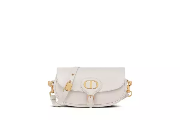 「マリア・グラツィア・キウリがデザインしたディオールのマストアイテムがクリスマスの魅惑的な空間で披露」の画像