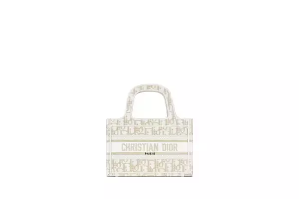 「マリア・グラツィア・キウリがデザインしたディオールのマストアイテムがクリスマスの魅惑的な空間で披露」の画像