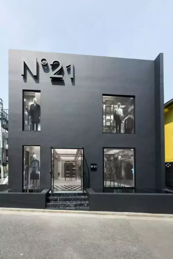 「N21が 7 For All Mankindと初のコラボ。デニムのカプセルコレクションを新宿伊勢丹で先行販売」の画像