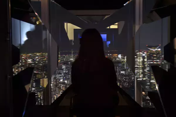 「ライゾマ実験建築、ノースフェイスのクモの糸パーカー、Olgaの導電性接着剤ウェアなど近未来が広がるMAT LAB」の画像