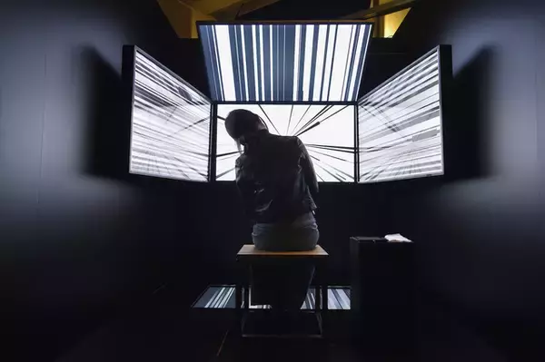 「ライゾマ実験建築、ノースフェイスのクモの糸パーカー、Olgaの導電性接着剤ウェアなど近未来が広がるMAT LAB」の画像