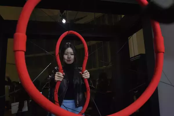 「ライゾマ実験建築、ノースフェイスのクモの糸パーカー、Olgaの導電性接着剤ウェアなど近未来が広がるMAT LAB」の画像