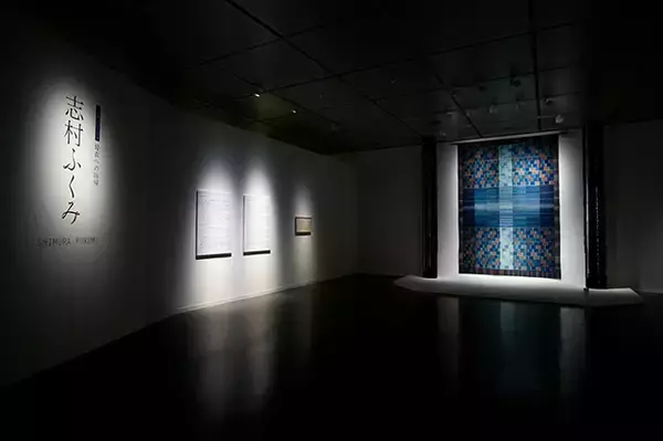 「人間国宝・志村ふくみが色と織で紡いだ大規模展「志村ふくみ―母衣（ぼろ）への回帰―」の全貌と見所【展覧会レポート】」の画像