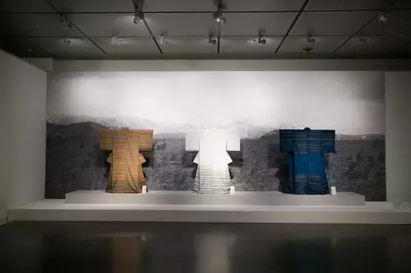 「人間国宝・志村ふくみが色と織で紡いだ大規模展「志村ふくみ―母衣（ぼろ）への回帰―」の全貌と見所【展覧会レポート】」の画像