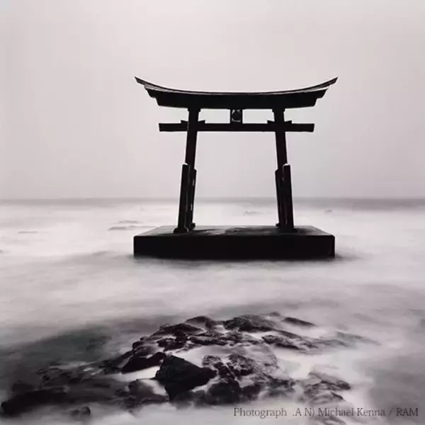 「まだ誰も知らない“墨絵”のような美しい北海道の景色。写真家マイケル・ケンナ作品集【ShelfオススメBOOK】」の画像