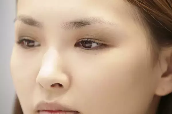 「50年代洋画のヒロインから盗む！クラシカルだけど今っぽいメイクをRMKのアーティストがレクチャー【Beauty Method】」の画像