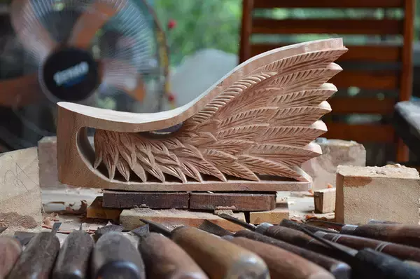 「“履く伝統工芸品”、ファッション×工芸が融合したベトナム発の美しい木彫りヒール」の画像