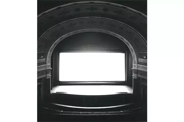 杉本博司が70年代から劇場を撮り続けた『THEATERS』、時を刻み続ける写真【NADiffオススメBOOK】