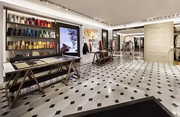 「バーバリーの歴代トレンチコートを巡る展示が新宿で開催！ヴィンテージを修復した限定コレクションも」の画像