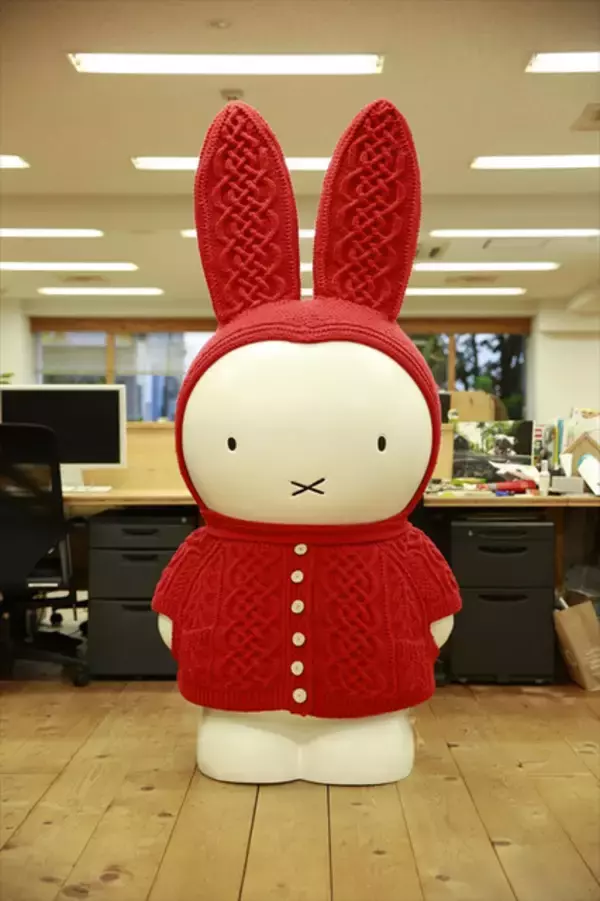 「鹿児島睦や長坂常ら日本人クリエイター15名が装飾した180センチの「ミッフィー」、チャリティオークション開催」の画像