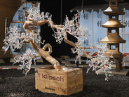 奇抜な作品で知られるトム・サックスが茶道をテーマにした企画展を東京オペラシティで開催