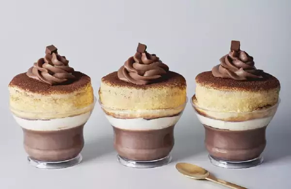 「フリッパーズにチョコづくしな限定メニューが登場! ふわふわのスフレパンケーキにあつあつのチョコレートソースをトッピング」の画像