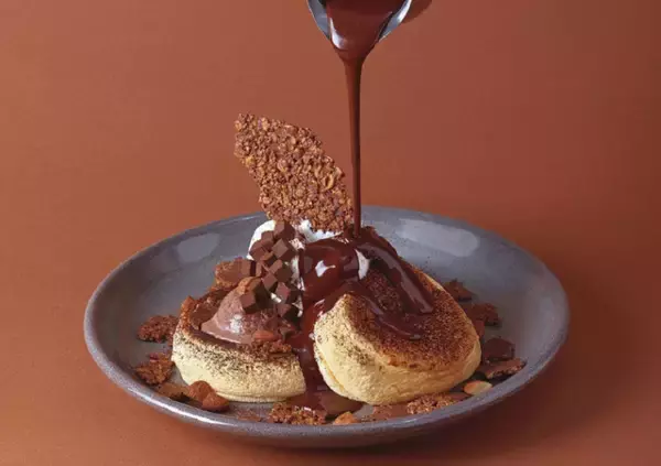 フリッパーズにチョコづくしな限定メニューが登場! ふわふわのスフレパンケーキにあつあつのチョコレートソースをトッピング