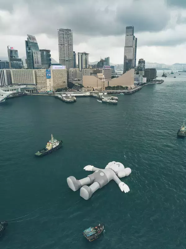 「海に浮かぶKAWSの巨大フィギュア。香港ビクトリア・ハーバーで10日間展示」の画像
