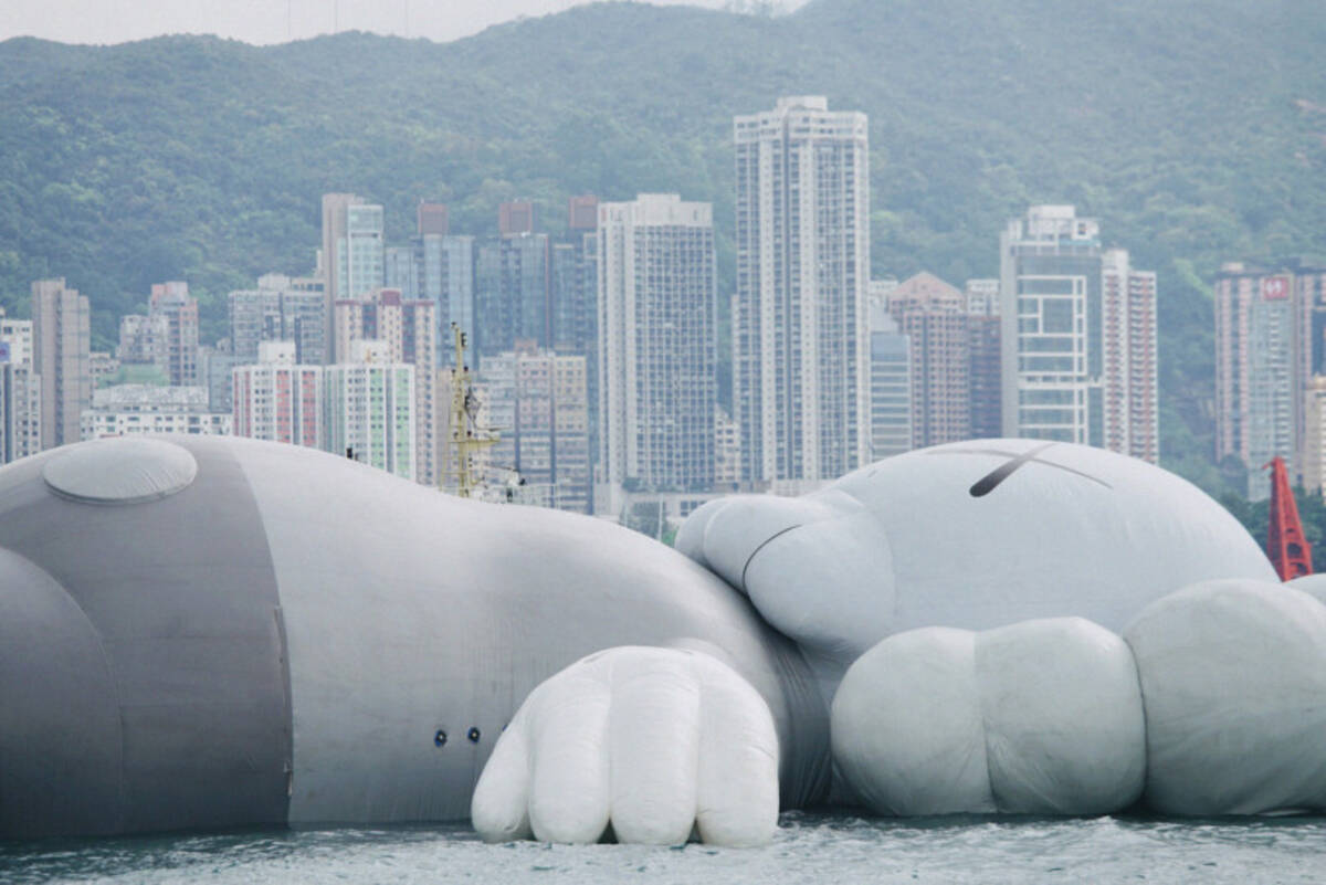 海に浮かぶkawsの巨大フィギュア 香港ビクトリア ハーバーで10日間展示 19年3月26日 エキサイトニュース